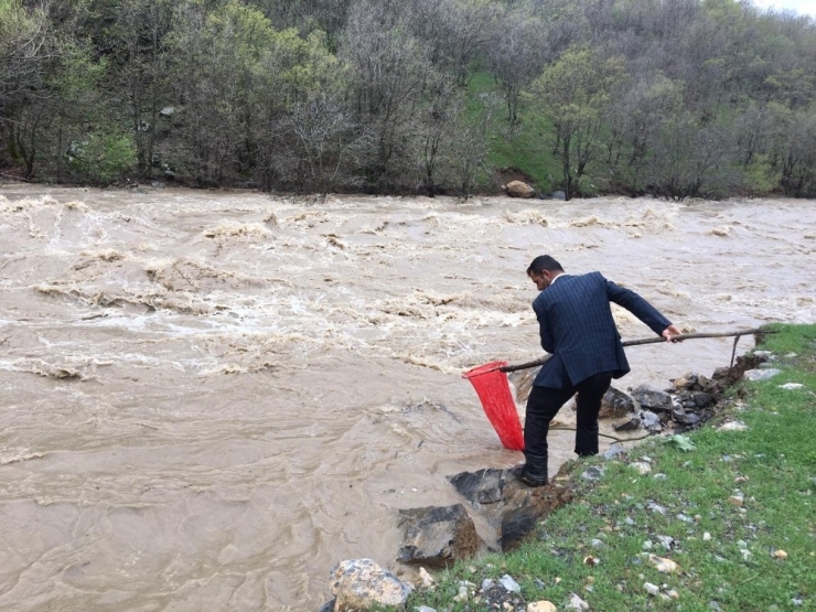 Taşan Dereler Vatandaşların Ekmek Kapısı Oldu