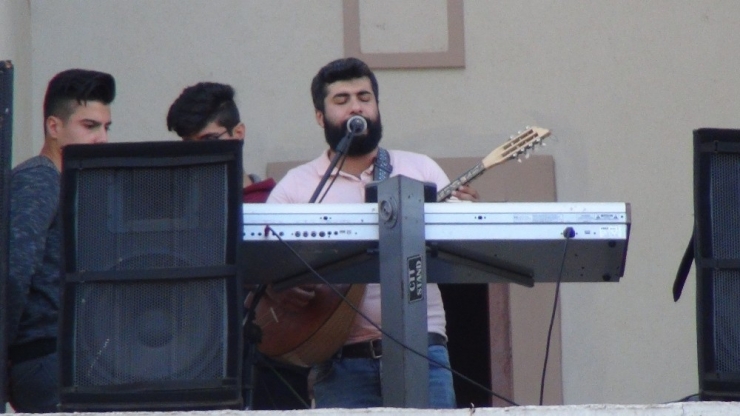 Site Sakinlerine Balkondan Konser Verdi