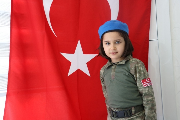 Okuma Yazma Bilmeyen 4 Yaşındaki Sena İstiklal Marşı’nı Ezbere Okuyor