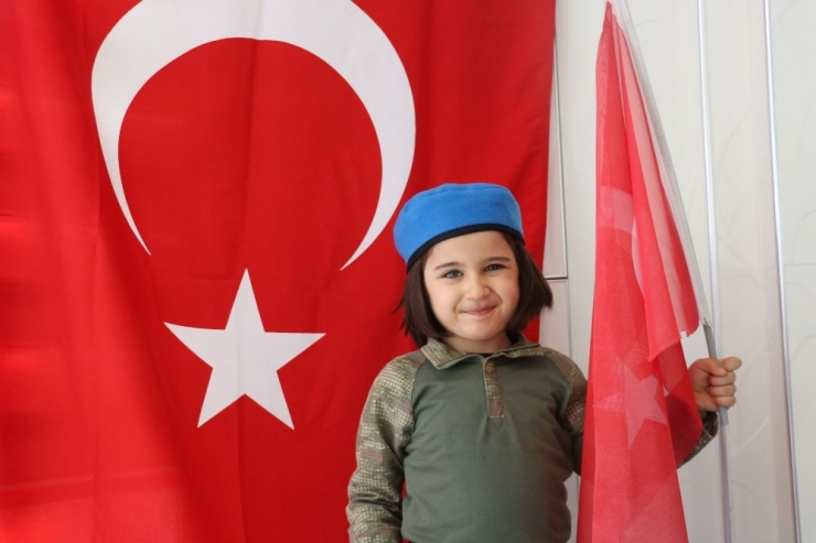 Okuma Yazma Bilmeyen 4 Yaşındaki Sena İstiklal Marşı’nı Ezbere Okuyor