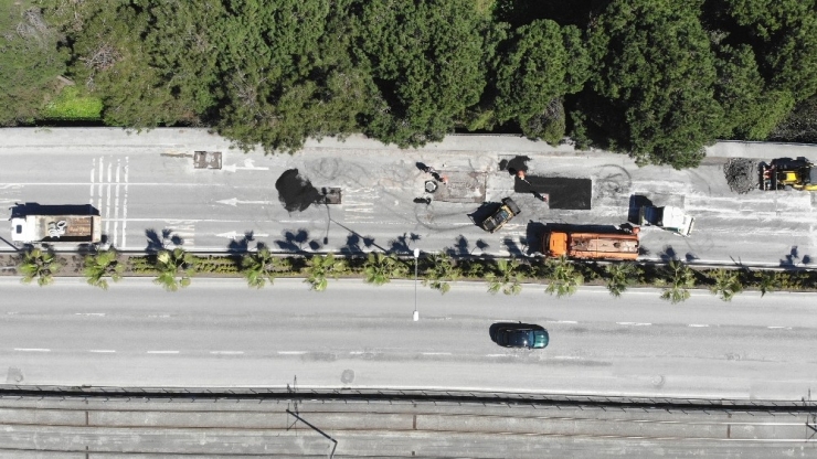 Sokağı Çıkma Kısıtlamasını Fırsat Bilen Belediye Yolları Asfaltlıyor