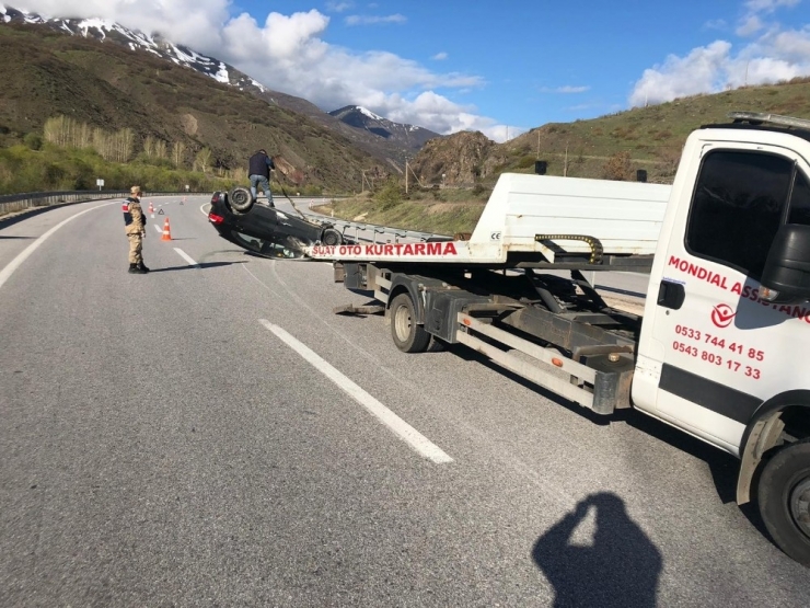 Takla Atan Otomobildeki Sağlık Çalışanı Yaralandı