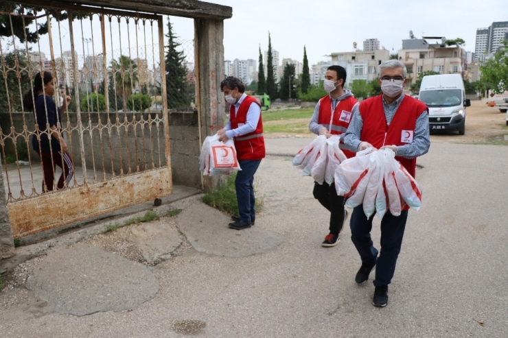 Adana’da İftar Öncesi 4 Bin ‘Ramazan Pidesi’ Dağıtıldı