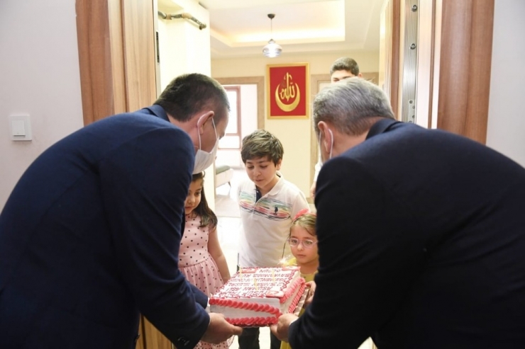 100 Çocuğa 100. Yıl Pastası