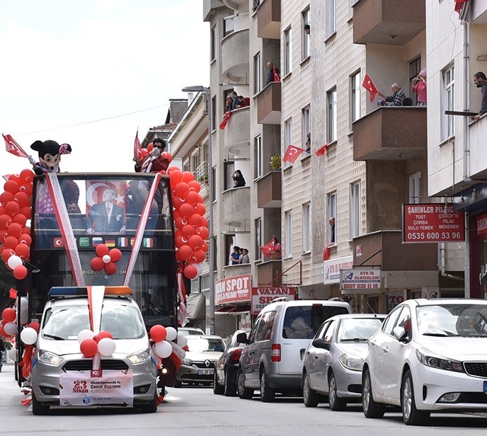 Başkan Dr. Şadi Yazıcı, Piyano Çalarak Miniklerin 23 Nisan’ını Kutladı