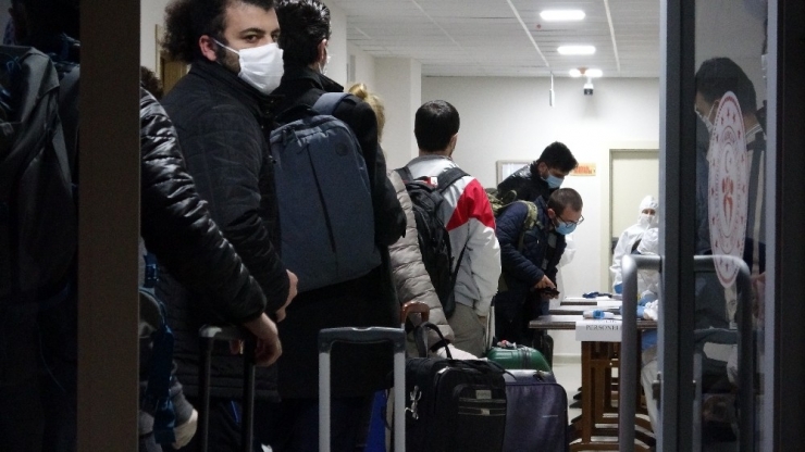 Ukrayna’dan Getirilen 323 Türk Vatandaşı Karantinaya Alındı