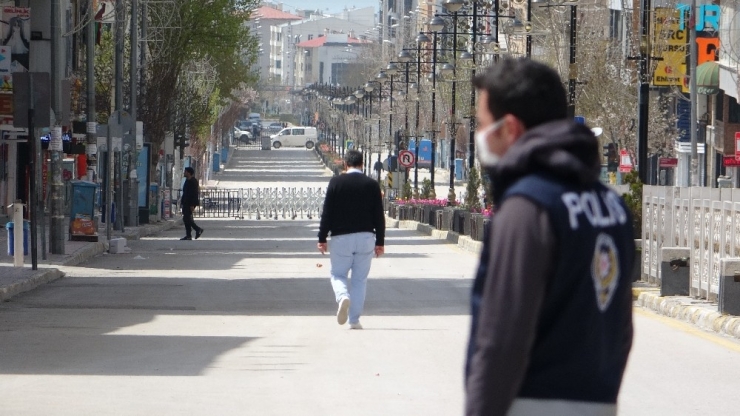 Vatandaşlar Bakkal Ve Marketlerin Kısa Süreli Hizmetinden Yararlanıyor
