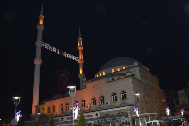 Özdemir: “Ramazan’da Da Aynı Sabrı Gösterip Kurallara Uyarak Bu Virüsün Üstesinden Geleceğiz”