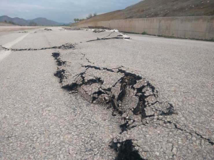 Toprak Kayması Sonucu Yol Kısmen Çöktü