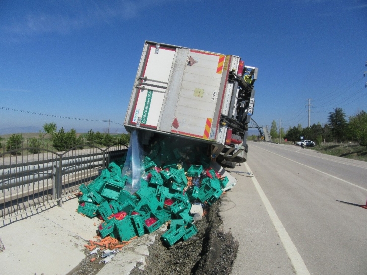 Sandıklı’da Meyve Ve Sebze Yüklü Kamyon Devrildi: 1 Yaralı