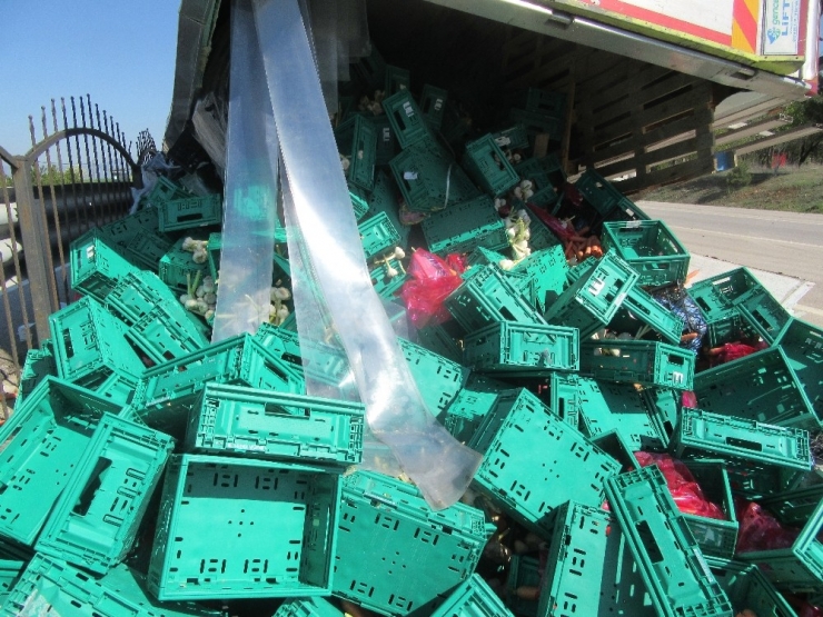 Sandıklı’da Meyve Ve Sebze Yüklü Kamyon Devrildi: 1 Yaralı