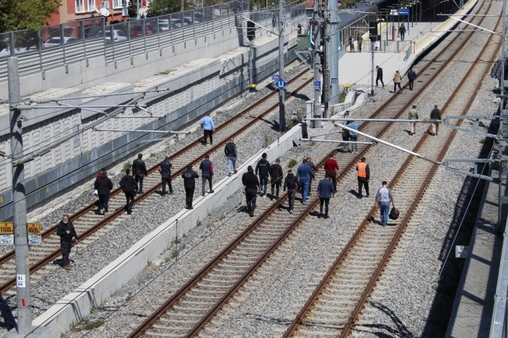 "Çantamda Bomba Var" Diyerek Tren Raylarına Oturdu