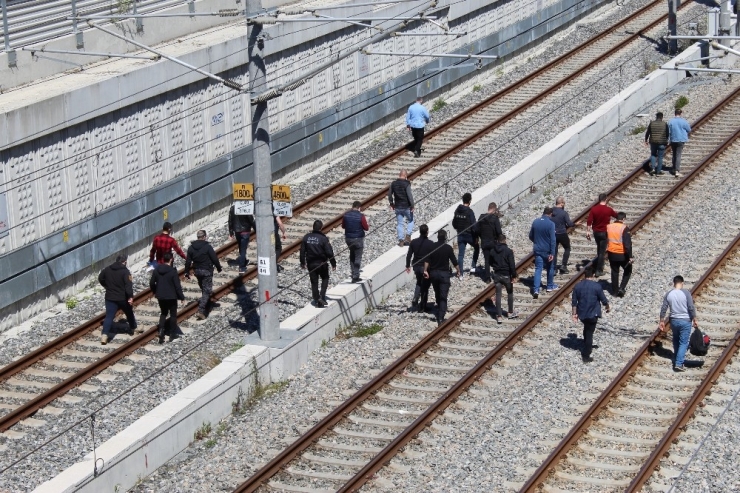 "Çantamda Bomba Var" Diyerek Tren Raylarına Oturdu