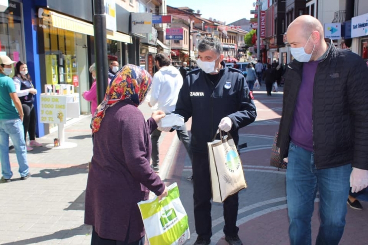 Vatandaşlara Maske Desteği Sürüyor
