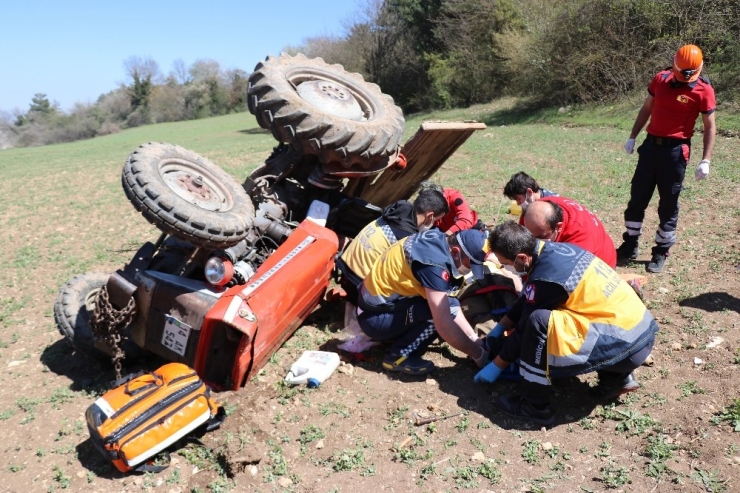Bolu’da Devrilen Traktörün Sürücüsü Son Anda Yaralı Kurtuldu