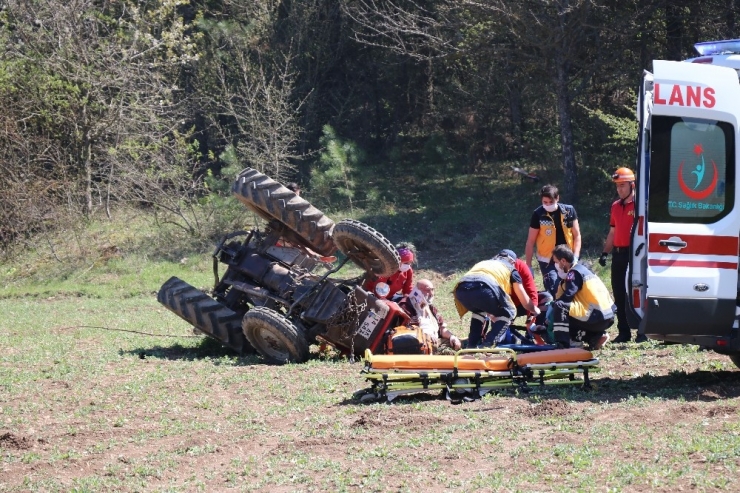 Bolu’da Devrilen Traktörün Sürücüsü Son Anda Yaralı Kurtuldu