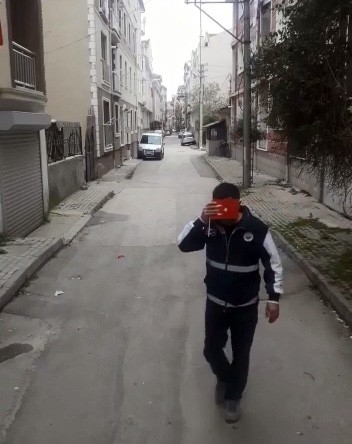 Temizlik Görevlisi Yerdeki Türk Bayrağını Öperek Aldı