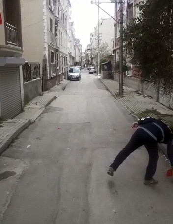 Temizlik Görevlisi Yerdeki Türk Bayrağını Öperek Aldı