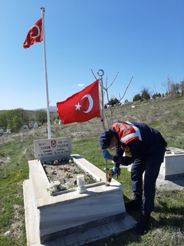 Şehit Mezarlarındaki Türk Bayrakları Yenilendi