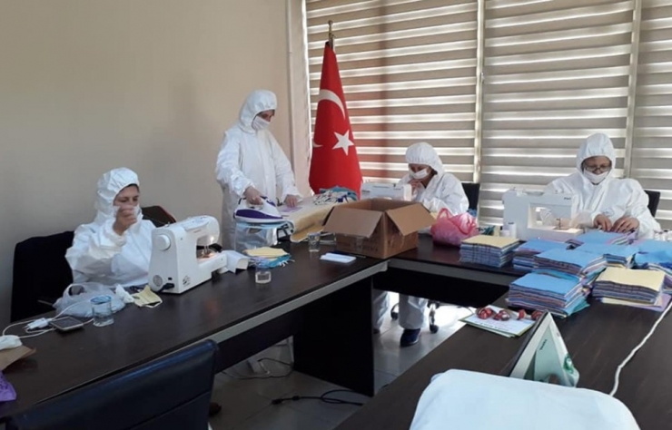 Erdek’te Kadınlar Maske Üretiyor
