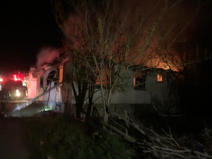 Gediz’de Alev Alev Yanan Ev Küle Döndü