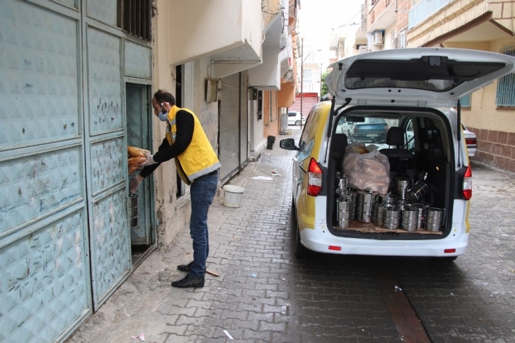Haliliye’de İhtiyaç Sahibi Ailelere İftarlık Yemek