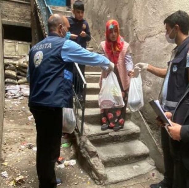Bağlar Kısıtlamaya Uydu, İhtiyaçları Belediye Ulaştırdı