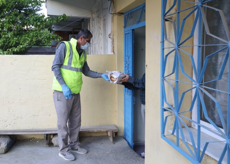 Buca’da İlk İftar İçin 25 Bin Sıcak Ramazan Pidesi