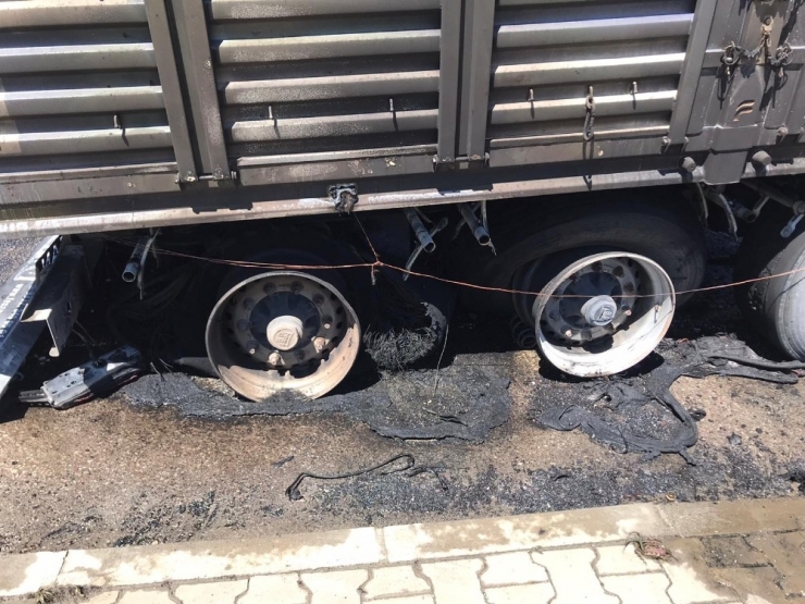 Seyir Halindeki Tır Yandı