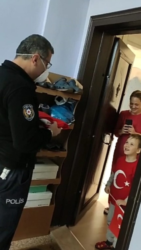 Minik Ömer’in İstediği Türk Bayrağını Polisler Kapısına Getirdi