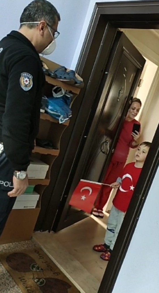Minik Ömer’in İstediği Türk Bayrağını Polisler Kapısına Getirdi