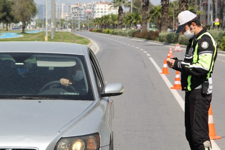 Kısıtlamanın Üçüncü Gününde De İzmir Sokaklarında Sessizlik Hakim