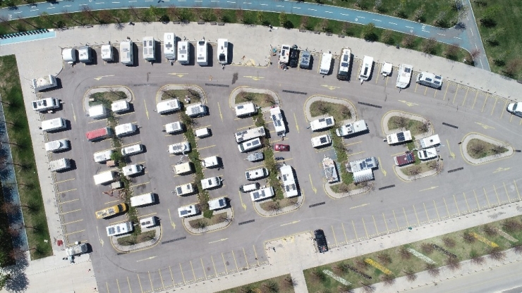 Korona Virüs Günlerinde Vatandaşların Karavanlarda Yaşadığı ‘Karavan Parkı’ Havadan Görüntülendi