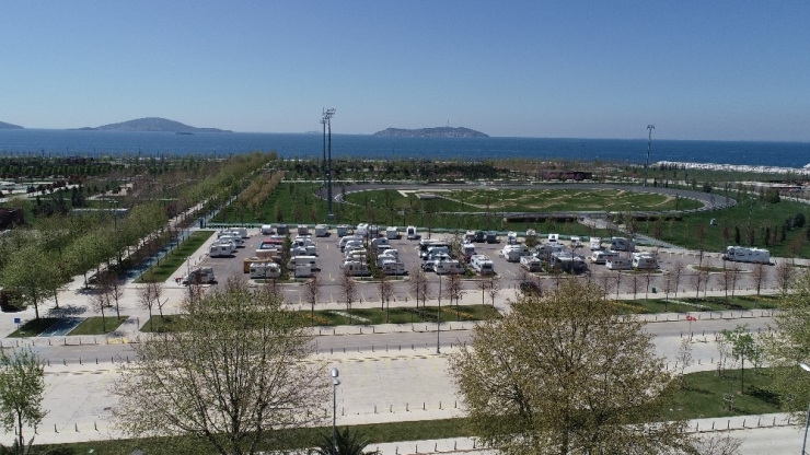 Korona Virüs Günlerinde Vatandaşların Karavanlarda Yaşadığı ‘Karavan Parkı’ Havadan Görüntülendi