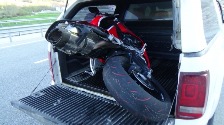 Motosiklet Bariyerlere Çarptı: 2 Ölü