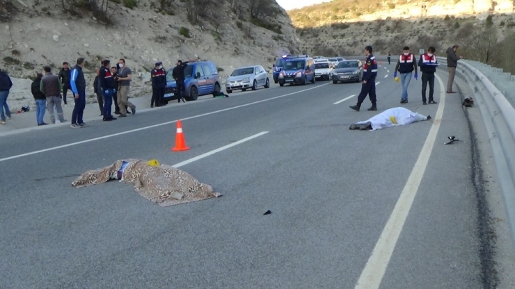 Motosiklet Bariyerlere Çarptı: 2 Ölü