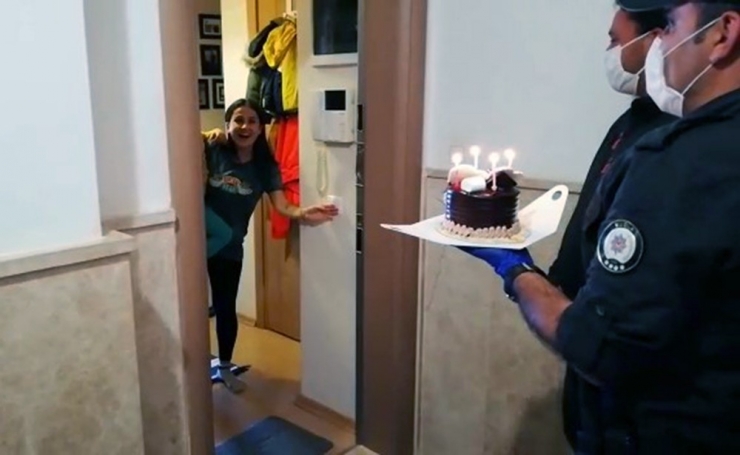 Marmaris Polisinden Vatandaşa Sürpriz Evlilik Yıl Dönümü Pastası