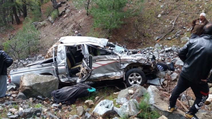 Kamyonet Uçuruma Yuvarlandı: 3 Ölü