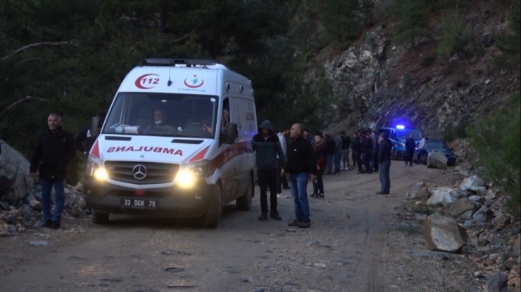 Kamyonet Uçuruma Yuvarlandı: 3 Ölü