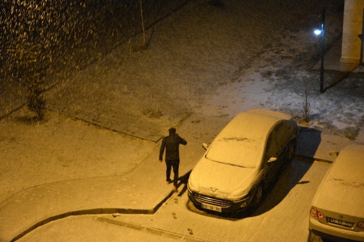 Sarıkamış Beyaza Büründü, Nisan Ayında Yağan Kar Şaşırttı