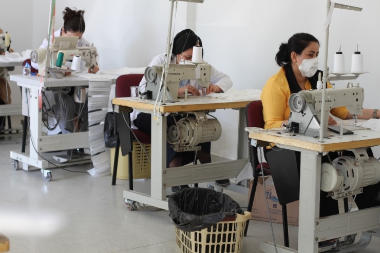 Silopi’de Gençlik Merkezinde Günlük 10 Bin Maske Üretiliyor