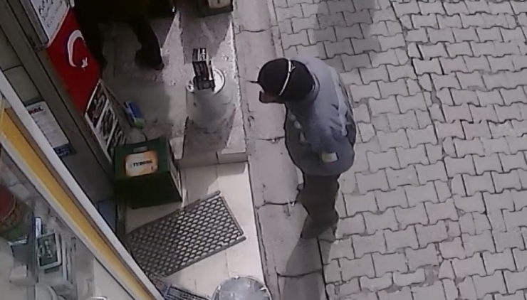 Bayrağı Öpmek İçin Herkesin Gitmesini Bekledi