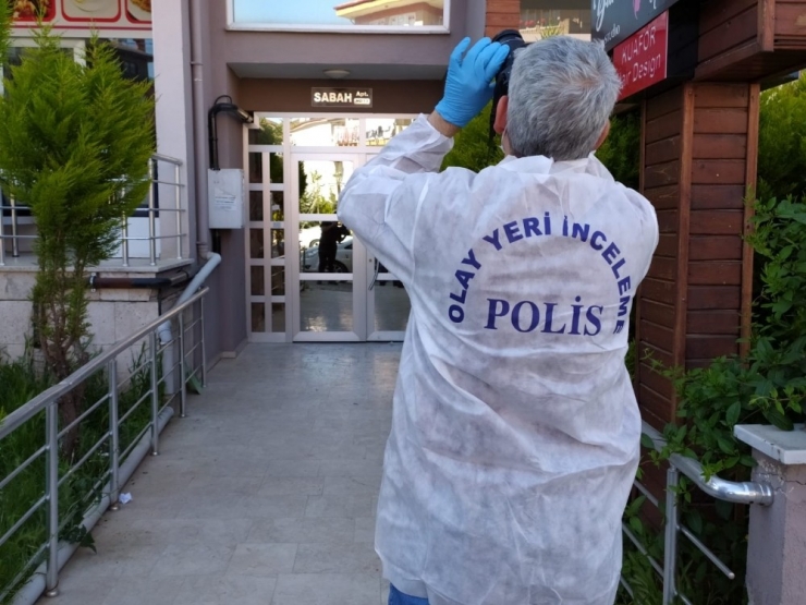 Komşusunu 3 Yerinden Bıçaklayıp Hiçbir Şey Olmamış Gibi Evinde Oturmaya Devam Etti