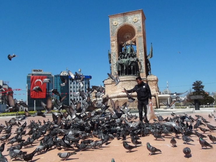 Taksim’de Polis Ekipleri Güvercinleri Unutmadı