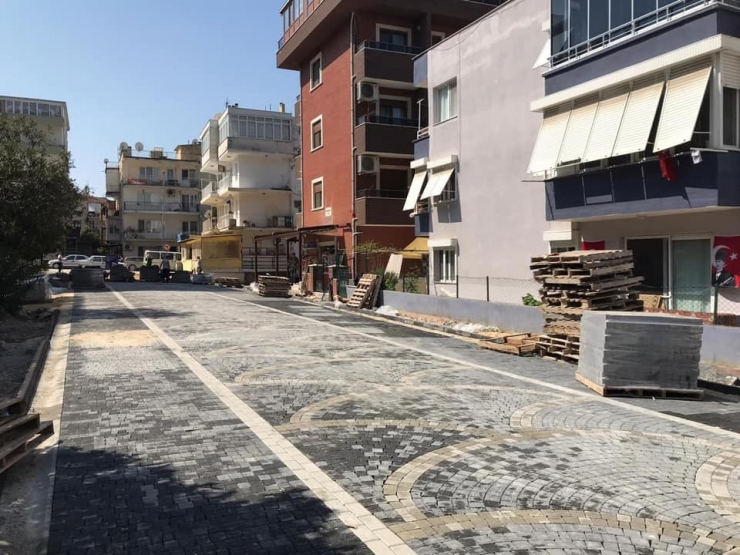 Kuşadası’nda Üst Yapı Çalışmaları Devam Ediyor