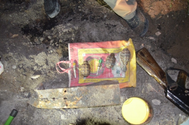 Van’da Toprağa Gömülü Silah Ve Mühimmat Ele Geçirildi