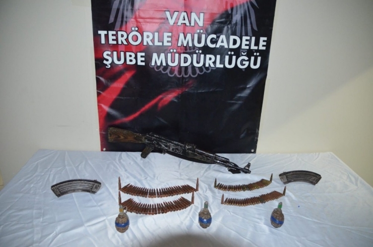 Van’da Toprağa Gömülü Silah Ve Mühimmat Ele Geçirildi