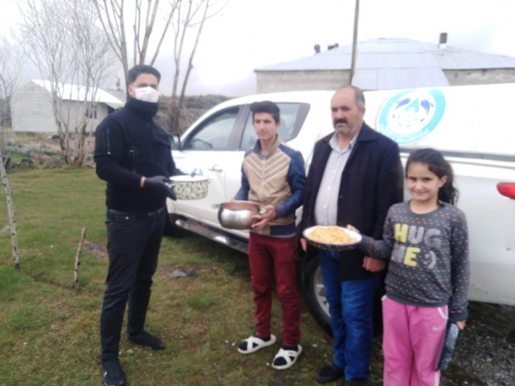 Çaldıran’da 600 Aileye Sıcak Yemek