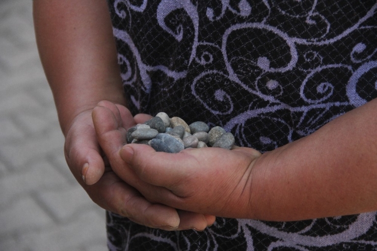 Sokağa Çıkma Kısıtlamasında Torunu İçin 40 Taş Topladı