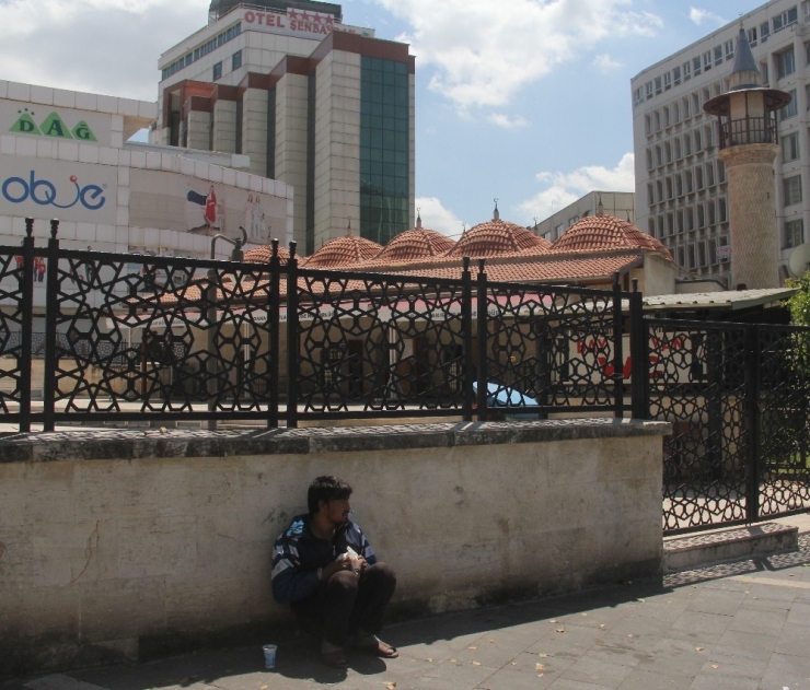 Sokakta Kalan Yabancı Uyruklu Gence Polis Sahip Çıktı